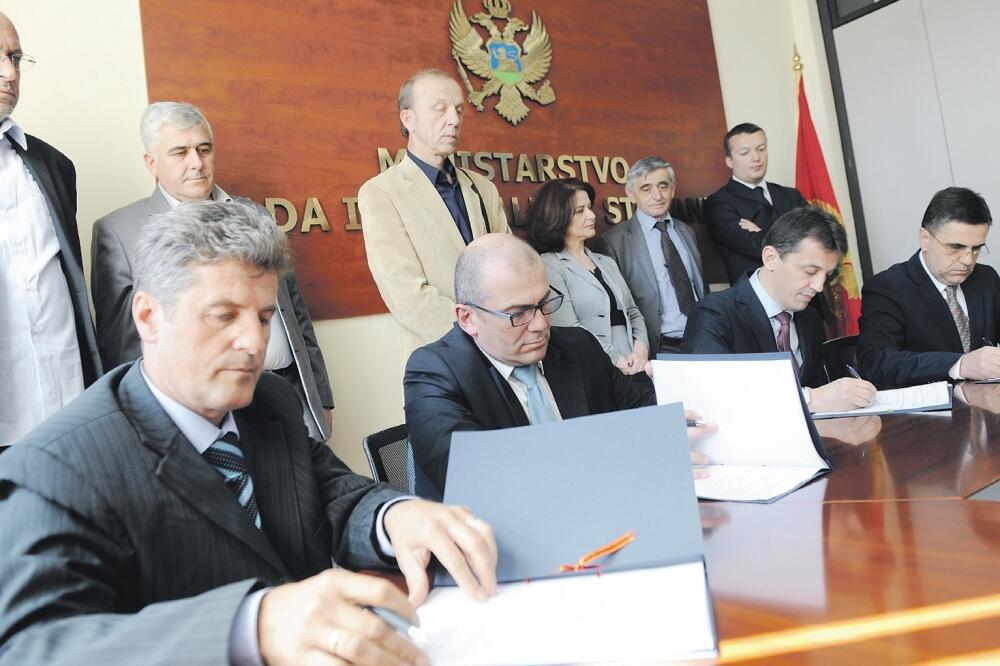 Potpisivanje Opšteg kolektivnog ugovora, Foto: Savo Prelević