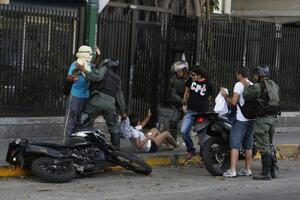 Venecuela: Vladine snage raščistile trg s demonstrantima u Karakasu