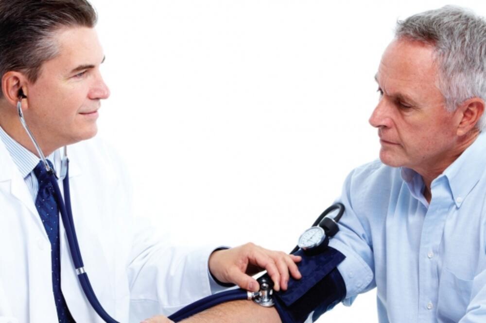 ljekar, mjerenje pritiska, Foto: Shutterstock