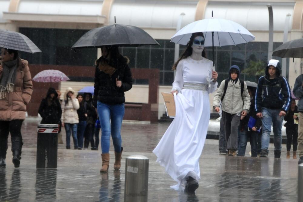 Nepoznata djevojka u bijelom, Foto: Boris Pejović
