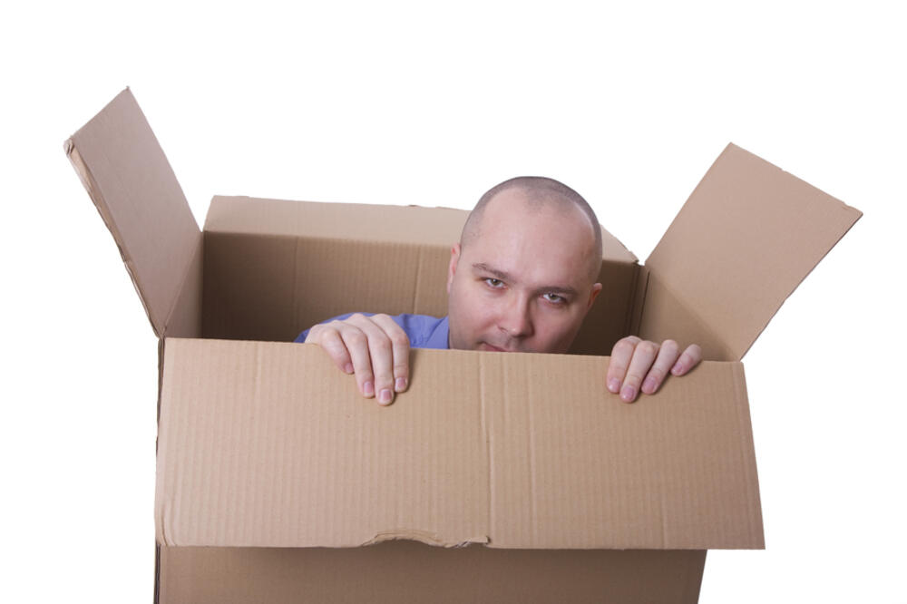Čovjek, kartonska kutija, Foto: Shutterstock