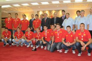 Juniori u grupi sa Australijom, Japanom, Argentinom i Iranom