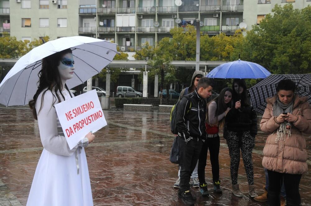 Nepoznata djevojka u bijelom