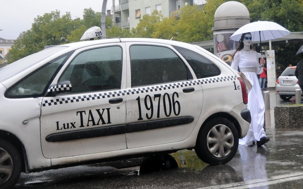 Nepoznata djevojka u bijelom