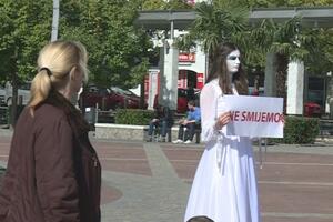 Podgorica: Misteriozna djevojka na Trgu sa novom porukom