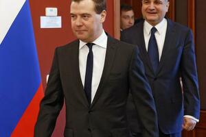 Medvedev: Teško sarađivati sa Vladom koju čine ljudi sa puškama