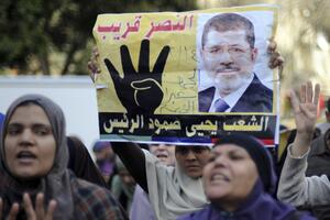 Morsi poručio sa optuženičke klupe: Narode, nastavi mirnu...