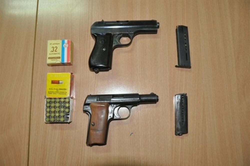 Nikšić oduzeti pištolji, Foto: Uprava policije