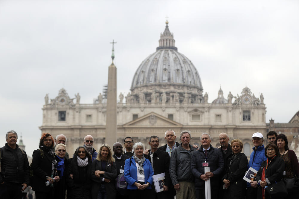 Članovi organizacije ECA (Ending of Clergy Abuse) sa žrtvama zlostavljanja, Foto: Beta-AP
