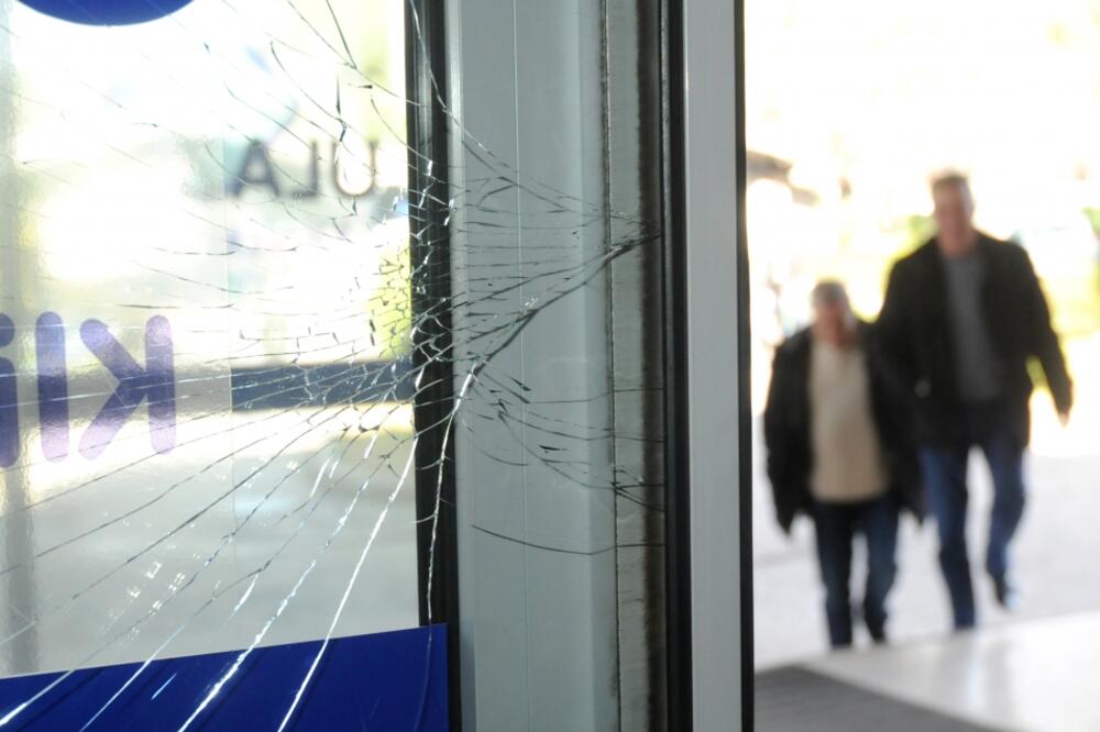 polomljeno staklo KCCG, Foto: Vesko Belojević