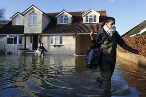 Velika Britanija: Situacija kritična, poplave nastavljaju da...