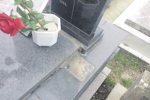 Lopovi se navadili na groblja u Starom Baru, nestaju vaze, stalci...