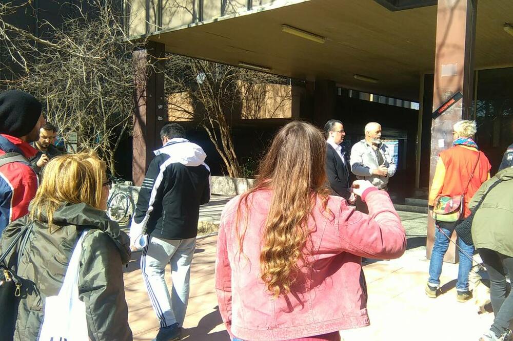 Ispred barske policije danas, Foto: Radomir Petrić