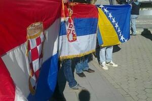Demonstranti u Jajcu povezali srpsku, hrvatsku i bosansku zastavu