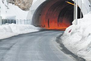 Magistrala opet tone u Provaliji: Led i mrak u tunelu, cesta gubi...