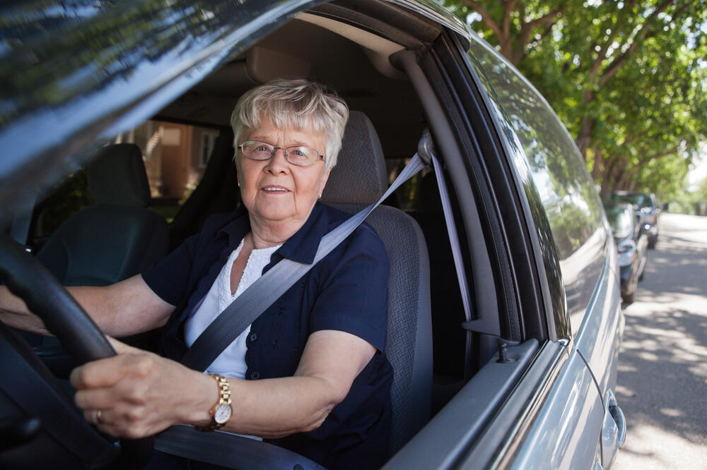 starica, vožnja, Foto: Shutterstock