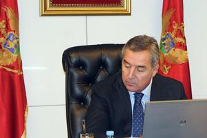 Đukanović: U opoziciji slabići ululjkani u privilegijama