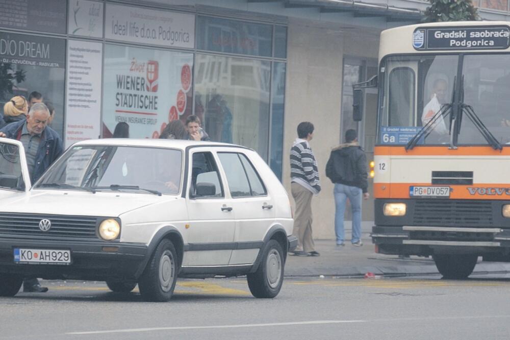 Podgorica, autobusko stajalište, Foto: Zoran Đurić