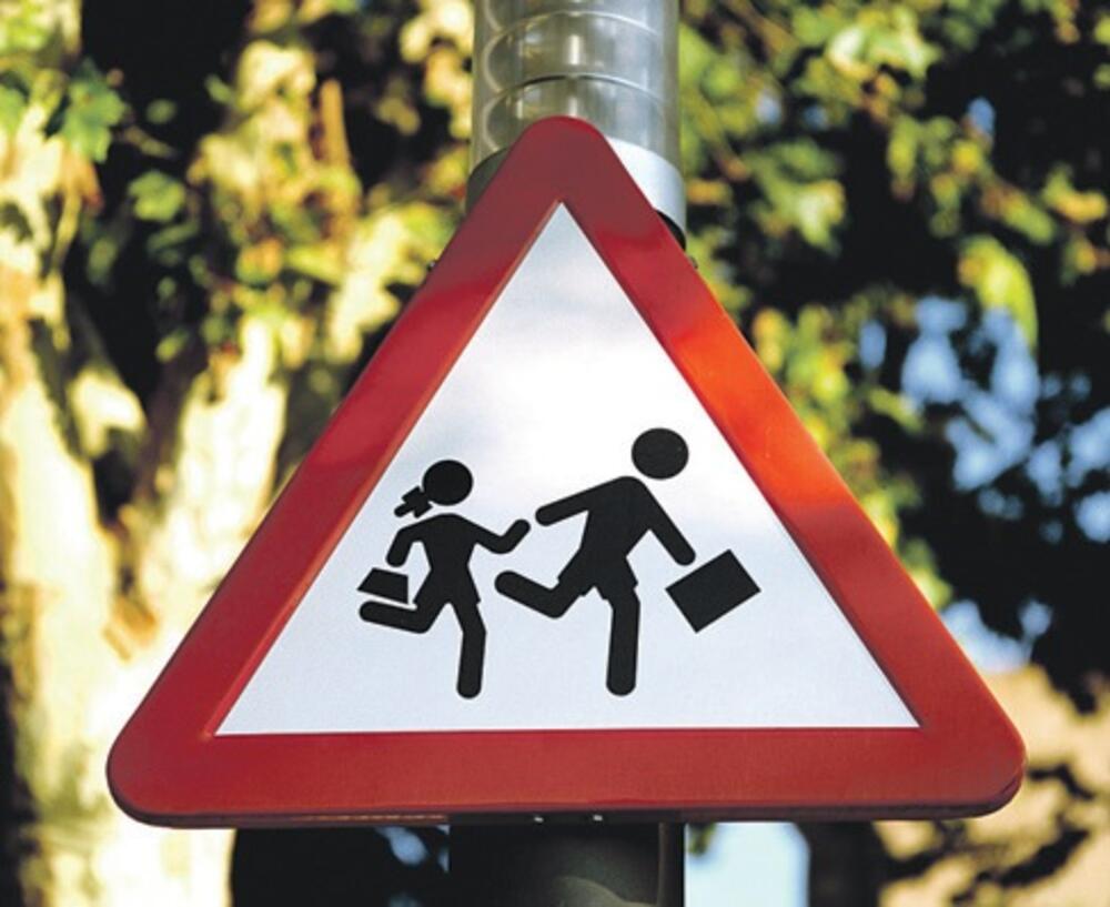 saobraćajni znak škola