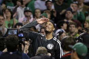 Bruklin u seriji, Pirs prvi put igrao protiv svog Bostona