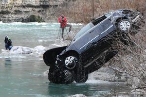 U Moraču sletio automobil