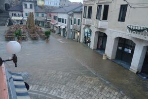 Herceg Novi: Obilna kiša poplavila trgove i ulice