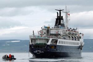 Brod bez posade pun pacova pluta približava se obalama Irske