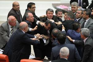 Tuča u turskom parlamentu: Poslanik završio u bolnici