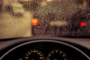 Oprezno vozite zbog mokrih i klizavih kolovoza
