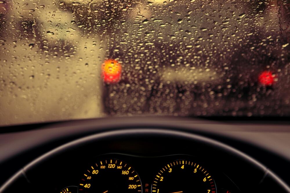 kiša, automobil, Foto: Shutterstock