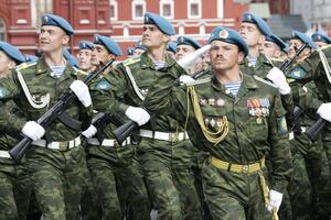 Rusija zabranjuje vojnicima pametne telefone, strahuje se od...