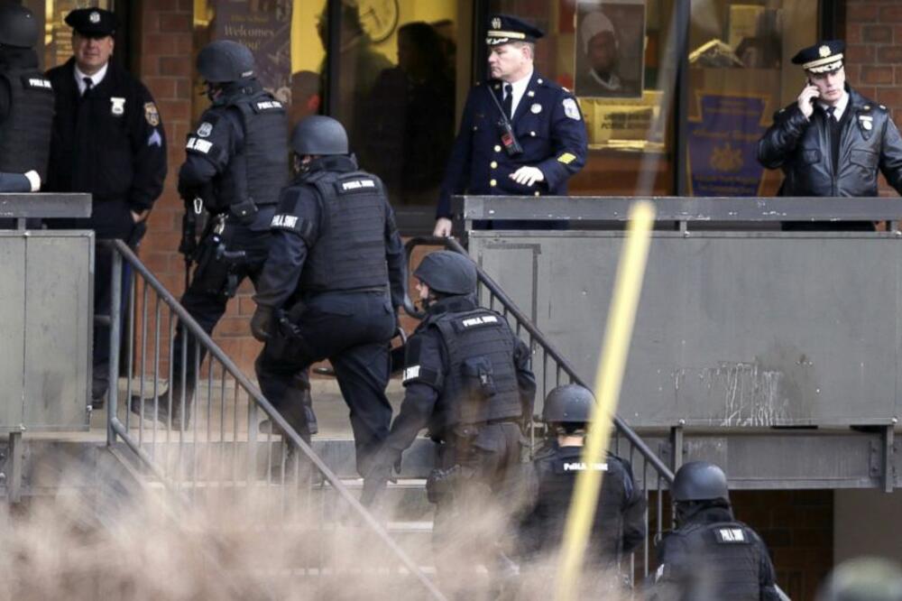 Policija nakon pucnjave u srednjoj školi u Filadelfiji, Foto: Abcnews.go.com