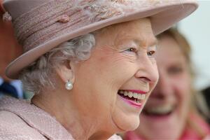 Među poklonima kraljici bube od emajla i nojevo jaje