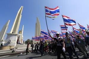 Tenzije u Bangkoku: Dvoje ranjeno, bomba za lidera opozicije