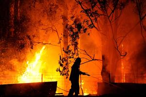 Na desetine požara bukti Australijom
