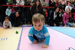 Takmičenje beba u puzanju 25. januara u Delti