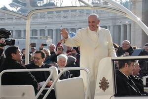 Papa opet krši protokol: Vozio se sa prijateljem u papamobilu