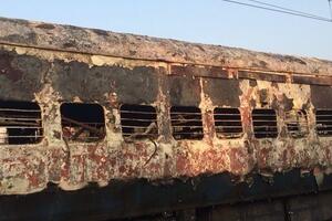 Indija: Požar zahvatio voz, devet ljudi se ugušilo
