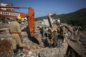Indija: Zgrada se srušila "kao kula od karata", 14 poginulih