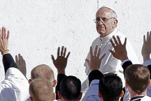 Papa: Neka prestanu sukobi, svi dijelimo istu sudbinu