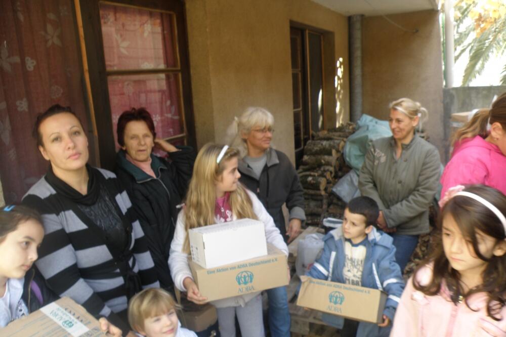 podjela paketića, Božur i Kosmet, Foto: Privatna arhiva
