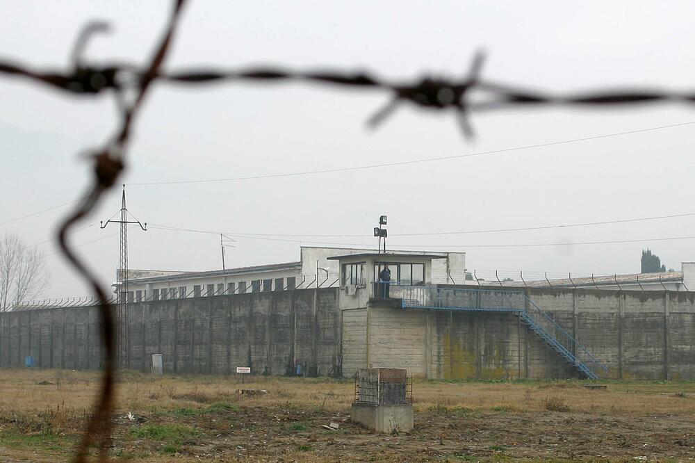 Paketi ponovo lete preko ograde (ilustracija), Foto: Boris Pejović