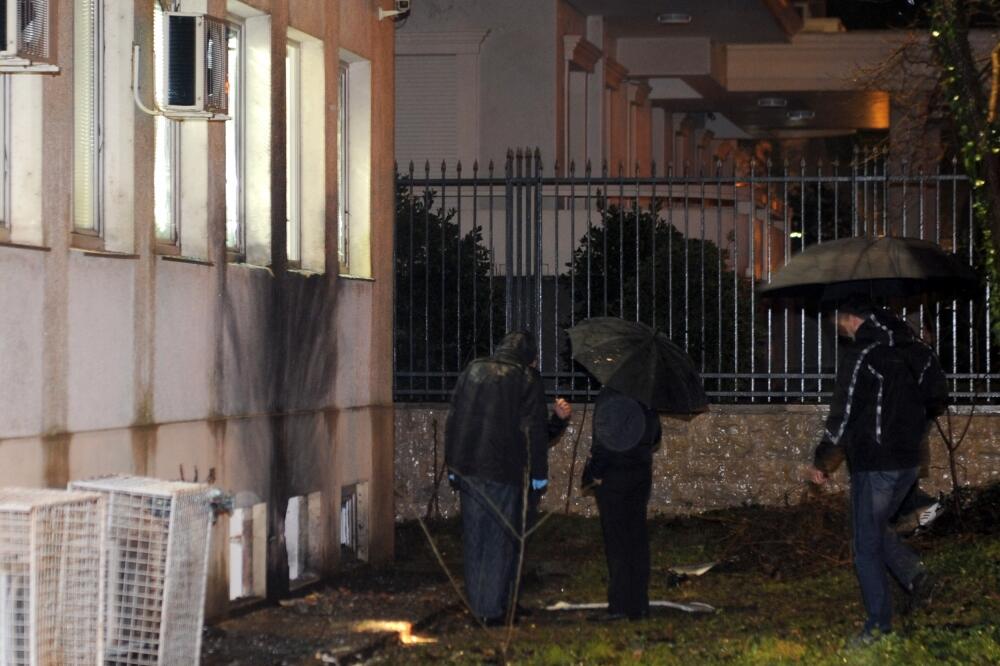 Napad na Vijesti, Bomba, Foto: Savo Prelević