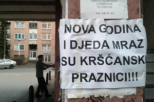 Sarajevo oblijepljeno plakatima protiv Djeda Mraza i Nove godine
