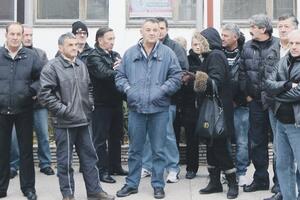 Bivši radnici Autoprevoznog protestuju   ispred Opštine