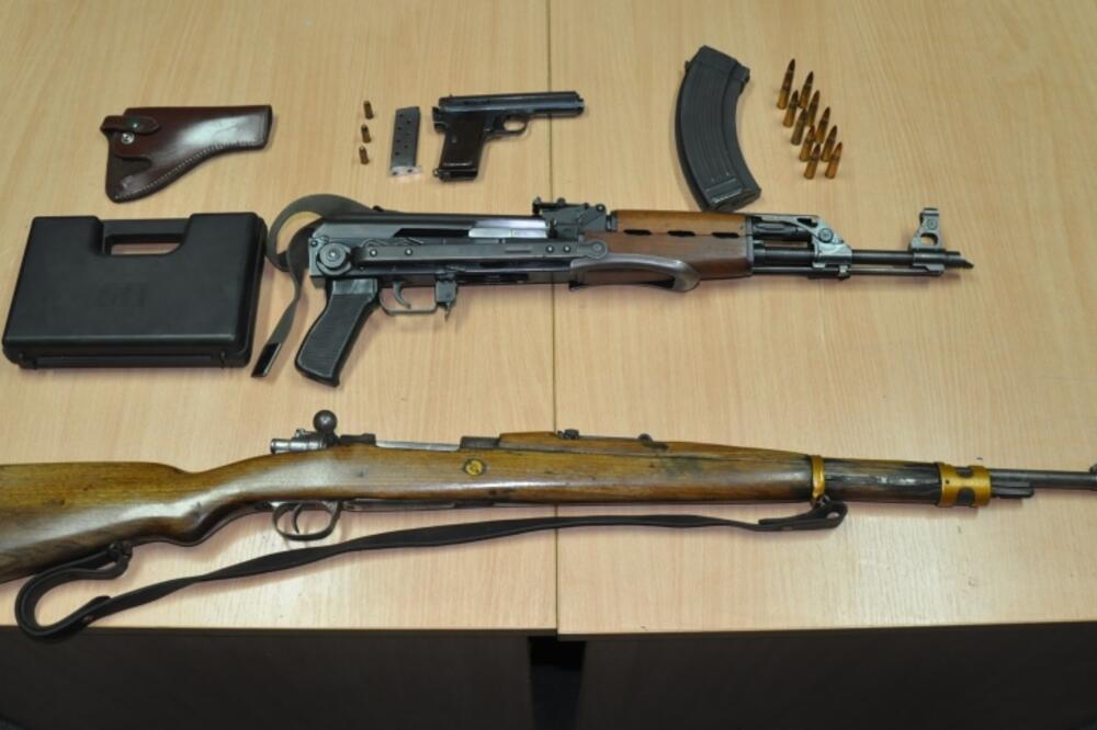 Oružje, Foto: Uprava policije