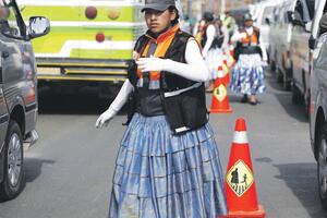Bolivija: Čolite, žene iz plemena Ajmara rade kao saobraćajci