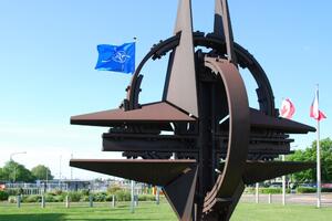 U NATO, ali bez radosti