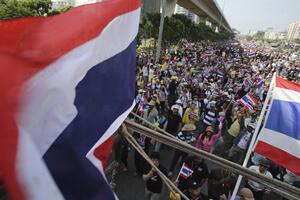 Protesti desetine hiljada ljudi na više mjesta u Bangkoku