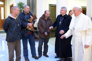 Papa Franjo podijelio rođendanski doručak sa četiri beskućnika
